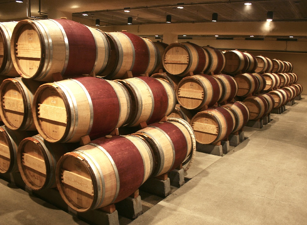 The process of barrel aging: how oak influences wine